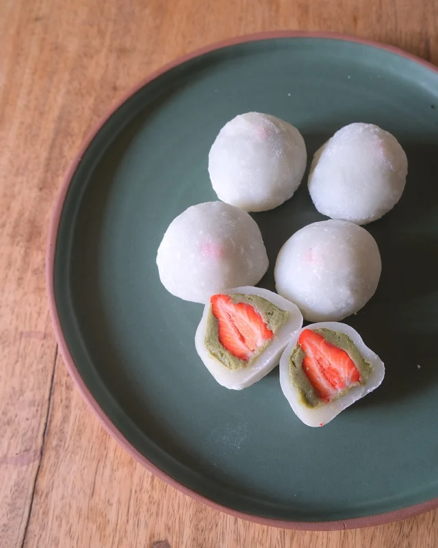 Ichigo Daifuku 🍓

C’est enfin la saison des fraises !
J’ai récemment partagé le mochi à la fraise et la préparation de l’anko (shiro-an) en Story — et vous avez été nombreux à réagir !
Mais je ne l’avais pas encore posté ici 😉

Alors voici comment préparer un anko express (pâte de haricots sucrée) sans cuisson longue, en utilisant simplement des haricots blancs en boîte :

🥣Recette de l’anko express :

1. Rincer les haricots blancs, puis les mixer par impulsions (5 à 8 fois), jusqu’à obtenir une texture grossière.
2. Verser la purée dans un tamis placé au-dessus d’un grand bol. Faire couler de l’eau petit à petit et laisser la chair des haricots tomber dans l’eau, pendant que les peaux restent dans le tamis.
3. Filtrer l’eau contenant la chair à travers un tissu propre ou une étamine pour récupérer uniquement la pâte féculente.
4. Cuire cette pâte dans une casserole avec du sucre (environ 60 % du poids de pâte de haricots), à feu doux, jusqu’à obtenir la consistance désirée.
5. Ajouter une pincée de sel à la fin. L’anko est prêt à être utilisé ou dégusté !
6. Pour les Ichigo Daifuku (mochi à la fraise), j’ai ajouté un peu de matcha dans la pâte d’anko pour lui donner une jolie couleur verte et une touche végétale 🍵

🤔La fabrication du mochi ?
Je vous montre ça la prochaine fois !
D’ailleurs, ça pourrait être sympa que je crée un atelier rien que pour ça... qu’en pensez-vous ?

@macuisinejaponaise 
#macuisinejaponaise #cuisinejaponaise #mochi #ichigodaifuku #anko #coursdecuisine #ateliercuisine #matcha #matchamochi #patisseriejaponaise #recettejaponaise #recettemaison