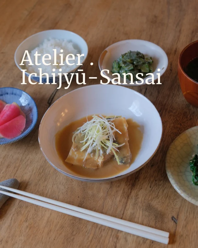 Atelier Ichijyu-Sansai : Miso
📅 Prochaine date : samedi 21 juin à 10h

Le miso — pâte de fèves de soja fermentées — est l’un des condiments essentiels de la cuisine japonaise. Venez découvrir comment l’utiliser dans un repas traditionnel et complet !

« Ichijyu-Sansai » (一汁三菜) signifie littéralement « une soupe, trois accompagnements ». C’est la base du repas quotidien au Japon : équilibré, varié, sain et plein de saveurs.
Une soupe, un plat principal (poisson, viande ou tofu), des petits plats de légumes, d’algues ou de légumineuses, et un bol de riz : le Japon dans toute sa simplicité et sa richesse.

🥢 Au menu :
• Maquereau mijoté au miso
• Soupe de saison
• Légumes à la sauce sésame
• Salade d’algues wakame à la sauce miso vinaigrée
• Pickles de légumes de saison
• Bol de riz

👩‍🍳 Vous apprendrez à :
• Connaître les condiments de base japonais
• Choisir les bons produits et producteurs locaux
• Utiliser le miso dans différents plats
• Préparer et cuire le riz à la casserole
• Mijoter le maquereau au miso
• Préparer les algues et les légumes de saison
• Réaliser des pickles maison
• Cuisiner une soupe de saison

⏰ Cours de 3h (dont 30 min de dégustation)
💰 70 € par personne
🎁 Carte cadeau disponible (lien dans la bio)
📲 Réservation en ligne (lien dans la bio)

Un atelier à partager entre amis, en famille ou entre collègues, pour un moment chaleureux et gourmand autour de la cuisine japonaise. 🇯🇵💛

@macuisinejaponaise 
#macuisinejaponaise #cuisinejaponaise #miso #coursdecuisine #recettejaponaise #ateliercuisine #cuisinefamiliale #saintmalo #algues #wakame #recetteequilibree